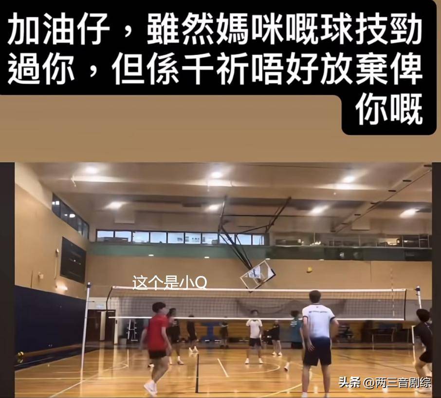 着蓝色卫衣