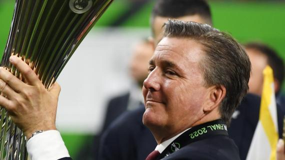 当时有一个, 举起奖杯说, 解我们的需